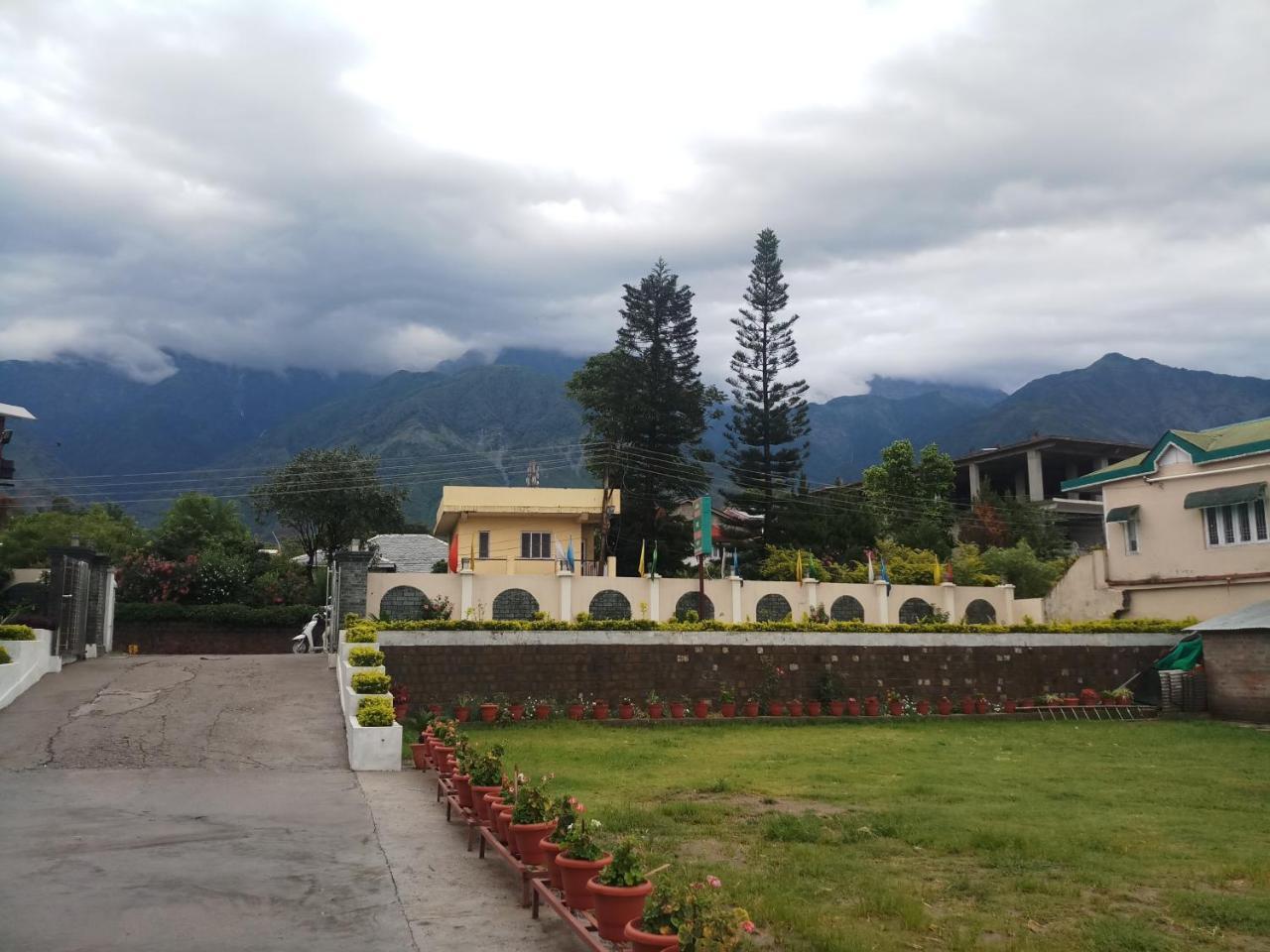 Hotel Dharamshala Paradise Exterior foto